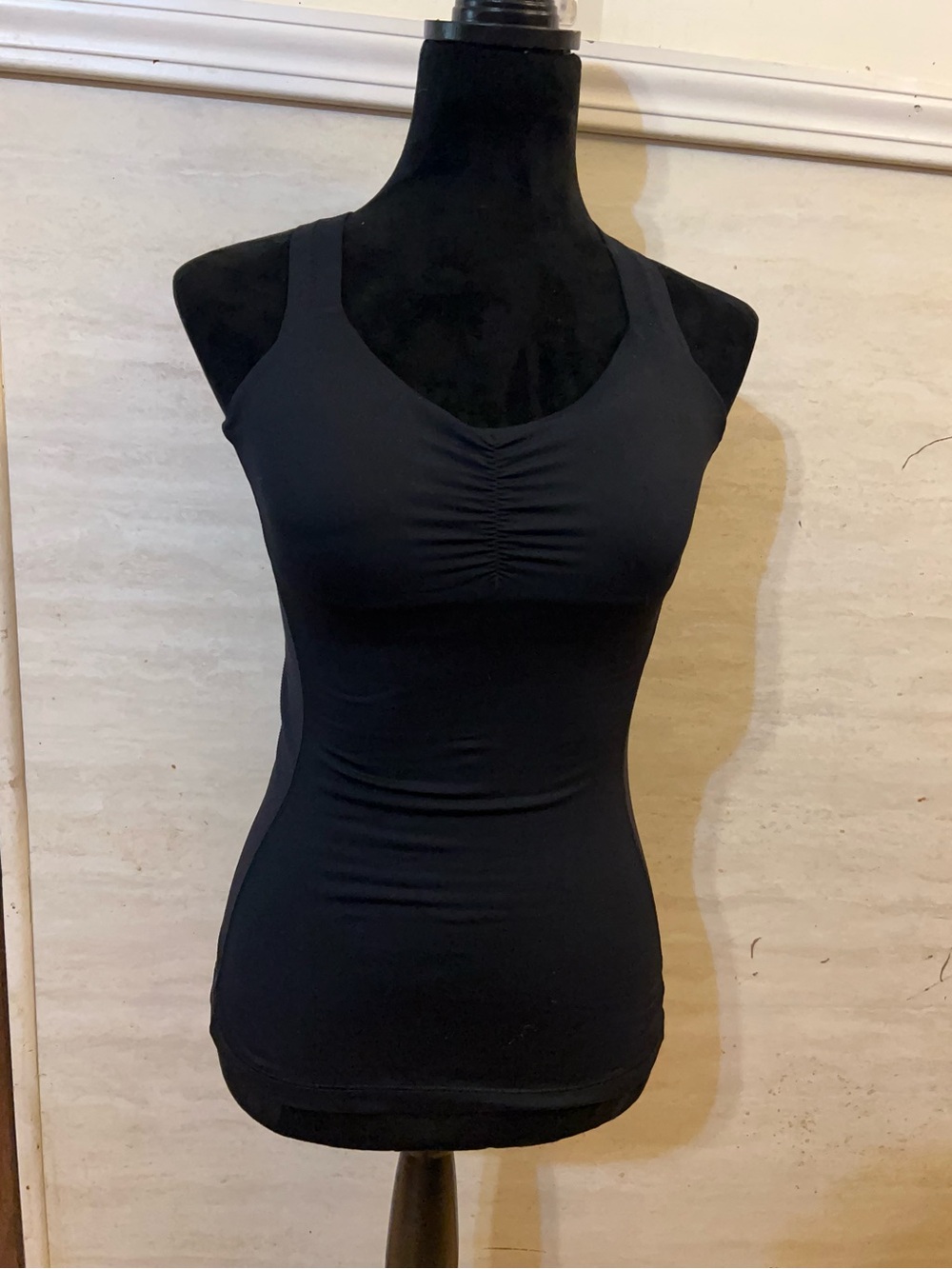 Lululemon black criss-cross back athletic tank top Ruched